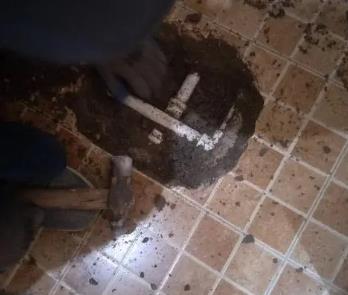 自贡市卫生间漏水维修公司为您分享下卫生间渗水如何处理及注意事项